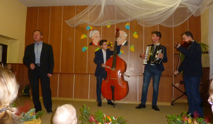 Mesiac úcty k starším - október 2015